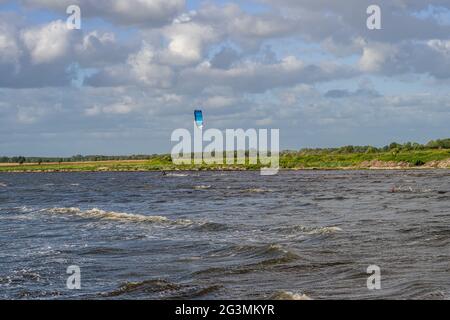 Une baie d'océan peu profonde une journée d'été venteuse. Ciel bleu et océan. Photo de Malmö, sud de la Suède Banque D'Images