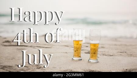 Composition du texte du 4 juillet heureux avec deux bières sur la plage Banque D'Images