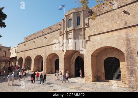 Touristes à l'entrée du Musée Archéologique de Rhodes situé dans la ville médiévale de Rhodes, Grèce Banque D'Images