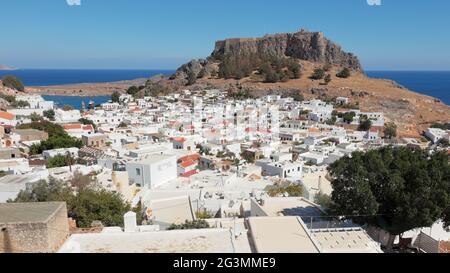 Paysage urbain de Lindos, île de Rhodes, Grèce avec la baie et le vieux château, Acropole. Lindos est une destination touristique et touristique populaire Banque D'Images