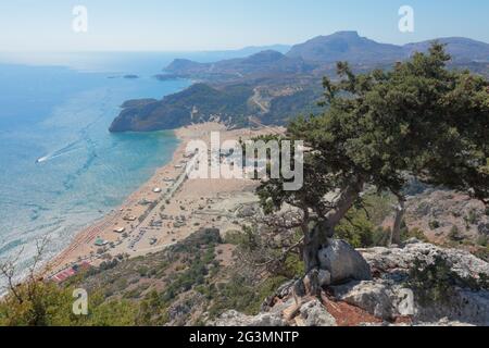 Vue aérienne de la plage de Tsambika sur l'île de Rhodes, Grèce Banque D'Images