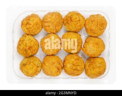 Boulettes de falafel vegan pré-frites, dans un récipient en plastique transparent. Beignets en forme de boule, à base de pois chiches et de riz, un aliment traditionnel du Moyen-Orient. Banque D'Images