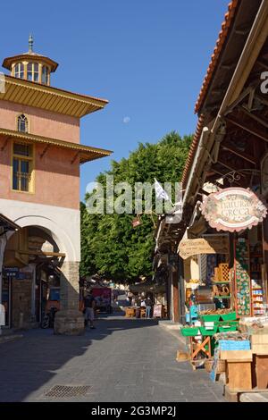 Gens sur la rue Socratous dans le centre historique de la ville de Rhodes, Grèce. La ville médiévale de Rhodes est classée au patrimoine mondial de l'UNESCO Banque D'Images