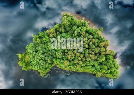 vue aérienne d'une petite île verte. Photo de haute qualité Banque D'Images