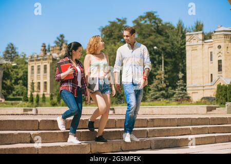 Happy students walking together Banque D'Images