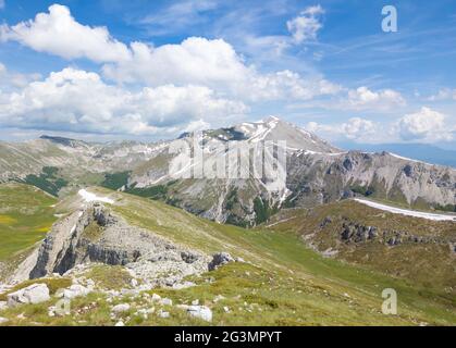 Lac de Duchessa et Mont Murolungo (Italie) - le sommet du paysage du Mont Murolungo avec le Mont Velino et le Lac de Duchessa, Rieti, Latium régions des Abruzzes. Banque D'Images