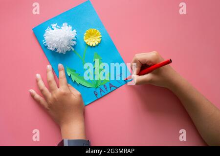 Faire une carte de vœux pour la fête des pères, le projet d'art pour enfants, le bricolage, le dessin et le cadeau Banque D'Images