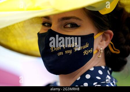 Maria Zherebtsova porte une pluie à ne pas faire sur mon défilé ring face couvrant comme elle arrive devant le troisième jour de Royal Ascot à l'hippodrome d'Ascot. Date de la photo: Jeudi 17 juin 2021. Banque D'Images