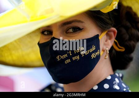 Maria Zherebtsova porte une pluie à ne pas faire sur mon défilé ring face couvrant comme elle arrive devant le troisième jour de Royal Ascot à l'hippodrome d'Ascot. Date de la photo: Jeudi 17 juin 2021. Banque D'Images