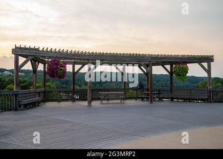 Arbor structure at the Overlook, Michael Severson Memorial Overlook Park, St. Croix Falls, Wisconsin, États-Unis. Banque D'Images