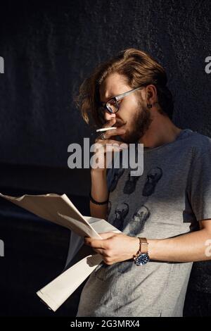 Homme lisant un journal sur la rue Banque D'Images