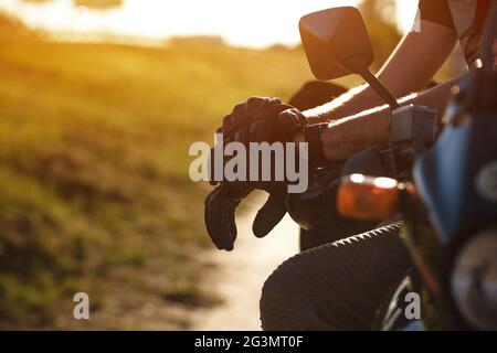 Vue rapprochée sur le biker's mains dans les gants de cuir Banque D'Images