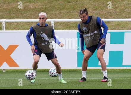 Phil Foden et Kalvin Phillips (à droite) pendant la séance d'entraînement au parc St George, Burton Upon Trent. Date de la photo: Jeudi 17 juin 2021. Banque D'Images