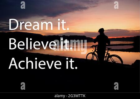 Rêvez. Croyez-le. Réalisez-le. Motivation citations.Silhouette de cycliste au beau coucher du soleil. Motivation sportive, esprit positif.Dreams est vrai. Banque D'Images