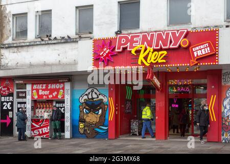 '07.04.2021, Hambourg, Hambourg, Allemagne - le Reeperbahn dans le quartier St.Pauli dans la Corona-Tristesse, supermarché Penny à côté du bar à bière. 00A21040 Banque D'Images