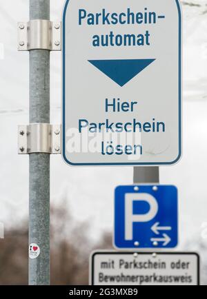 '27.02.2021, Berlin, Berlin, Allemagne - zone de stationnement avec machine à tickets de parking à Berlin-Mitte. 0CE210227D001CAROEX.JPG [VERSION DU MODÈLE : NON APPLICABL Banque D'Images