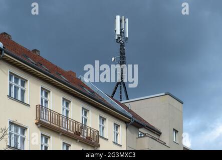 '13.04.2021, Berlin, Berlin, Allemagne - Mitte - antennes de téléphonie mobile sur le toit d'un immeuble résidentiel. 0CE210413D001CAROEX.JPG [VERSION DU MODÈLE : NON Banque D'Images