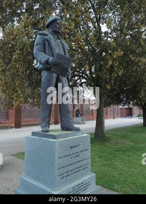 Statue de bronze du maréchal Bernard Mongomary, vicomte Montgomery d'Alamein, au musée du jour de la D à Southsea près de Portsmouth Angleterre Banque D'Images