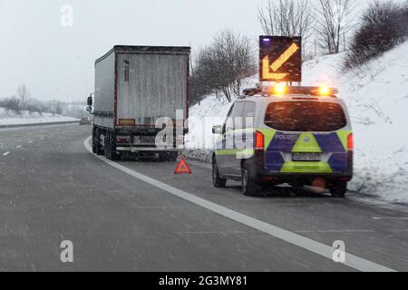 '11.02.2021, Pirna, Saxe, Allemagne - véhicule de police d'autoroute sécurisant un camion en panne sur l'A4. 00S210211D786CAROEX.JPG [VERSION DU MODÈLE : NON, PROP Banque D'Images