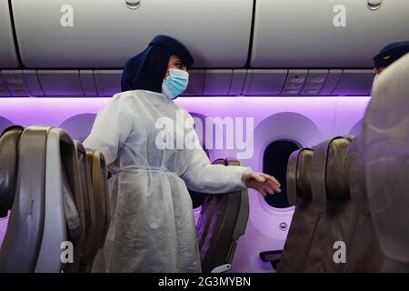 '17.02.2021, Francfort-sur-le-main, Hessen, Allemagne - un employé de bord traverse les rangées vides de sièges dans une cabine d'avion pendant le corona pandem Banque D'Images