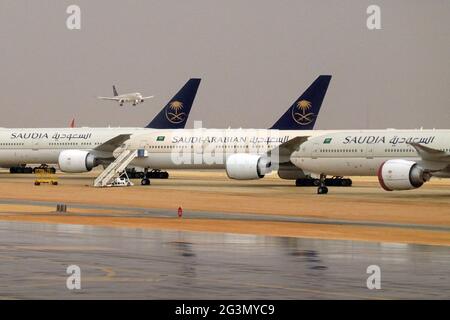 '21.02.2021, Riad, Riyad, Arabie Saoudite - avion de Saudi Arabian Airlines sur le tablier de l'aéroport international du Roi Khalid. 00S210221D1108CAROEX.J. Banque D'Images