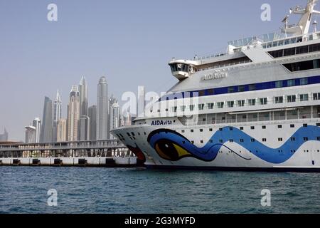 '25.03.2021, Dubai, , Émirats Arabes Unis - bateau de croisière AIDA vita devant la ligne d'horizon. 00S210325D551CAROEX.JPG [AUTORISATION DU MODÈLE : NON, PROPRIÉTÉ RELEA Banque D'Images