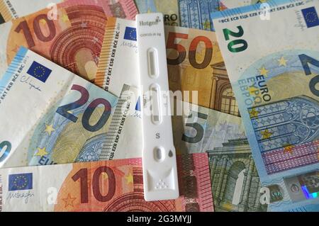 '10.04.2021, Berlin, , Allemagne - Corona auto-test se trouve sur les billets de l'euro. 00S210410D653CAROEX.JPG [AUTORISATION DU MODÈLE : NON, AUTORISATION DU PROPRIÉTAIRE : NON (c) images de CARO Banque D'Images