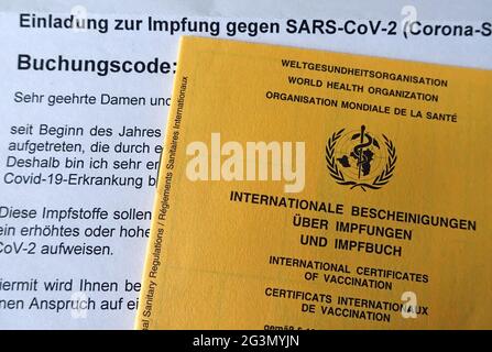 '10.04.2021, Berlin, , Allemagne - lettre d'invitation pour la vaccination corona et passeport de vaccination. 00S210410D654CAROEX.JPG [VERSION DU MODÈLE : NON, CORRECTE Banque D'Images