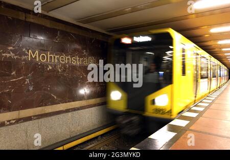 '16.04.2021, Berlin, , Allemagne - la ligne 2 du métro entre dans la station Mohrenstrasse. 00S210416D884CAROEX.JPG [AUTORISATION DU MODÈLE : NON, AUTORISATION DU PROPRIÉTAIRE : Banque D'Images