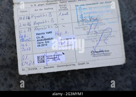 '21.04.2021, Berlin, , Allemagne - entrée d'une vaccination Corona dans un certificat de vaccination. 00S210421D928CAROEX.JPG [AUTORISATION DU MODÈLE : NON, PROPRIÉTÉ RÉF Banque D'Images