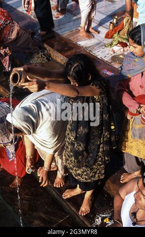 '13.04.2014, Haridwar, Uttarakhand, Inde - les pèlerins féminins dans leurs robes traditionnelles colorées prient à Har Ki Pauri Ghat sur les rives de la GA sainte Banque D'Images