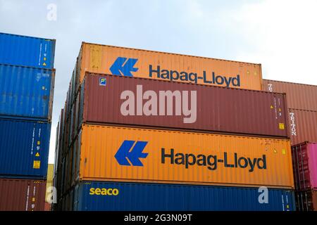 '13.04.2021, Cologne, Rhénanie-du-Nord-Westphalie, Allemagne - Hapag-Lloyd Container, compagnie de transport et de logistique, stockage de conteneurs au niveau du bac à conteneurs Banque D'Images