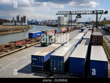 '13.04.2021, Cologne, Rhénanie-du-Nord-Westphalie, Allemagne - Port de Cologne Niehl, transport et manutention combinés, stockage de conteneurs au niveau du réservoir Banque D'Images