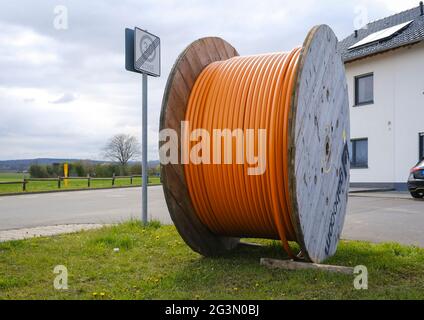 '16.04.2021, Rheinbach, Rhénanie-du-Nord-Westphalie, Allemagne - Internet large bande expansion, site de construction pose de câble à fibre optique, tambour de câble avec Banque D'Images