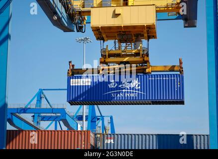 '27.04.2021, Duisburg, Rhénanie-du-Nord-Westphalie, Allemagne - conteneurs de Chine dans le port de Duisburg, la nouvelle route de la soie relie les terres européennes Banque D'Images