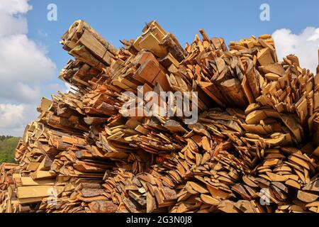 '12.05.2021, Solingen, Rhénanie-du-Nord-Westphalie, Allemagne - le bois résiduel dans la cour d'une scierie est transformé en copeaux de bois et utilisé comme combustible i Banque D'Images
