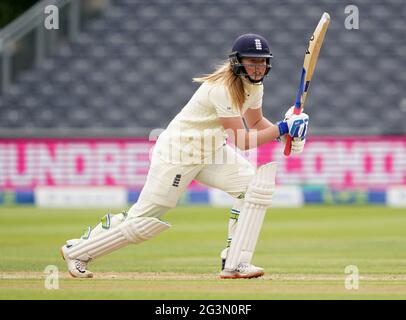 Sophie Ecclestone en action pendant le deuxième jour du match de test international des femmes au terrain du comté de Bristol. Date de la photo: Jeudi 17 juin 2021. Banque D'Images