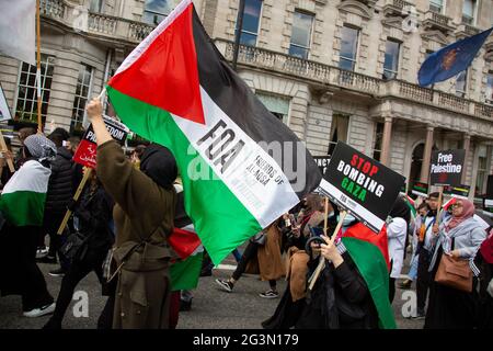 Des manifestants ont relevé des panneaux et des drapeaux lors de la manifestation Free Palestine, Londres, 22.5.2021 Banque D'Images