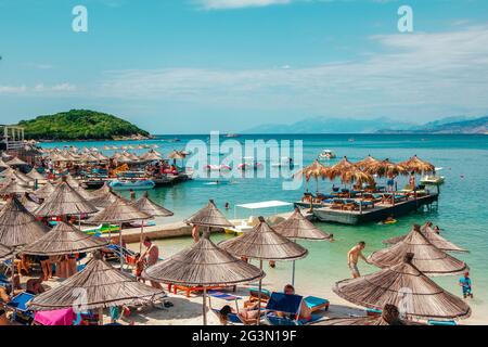 Ksamil, Albanie - 5 août 2020 : vue sur la belle station balnéaire - baie de mer avec eau turquoise, sable blanc, personnes, détente, bronzage et baignade Banque D'Images