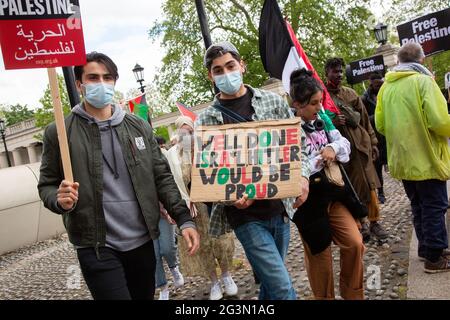 Jeunes hommes portant des signes à la manifestation Free Palestine à Londres, Royaume-Uni 22.5.2021 Banque D'Images