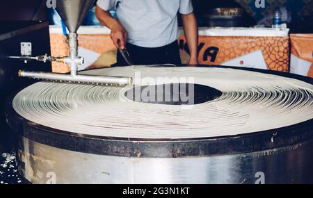 La fabrication de la pâtisserie Kadayif dans le désert turc Banque D'Images