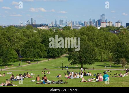 Vue sur Londres depuis Primrose Hill, dans le nord de Londres, en juin, avec les gens bains de soleil Banque D'Images