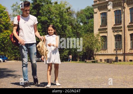 Heureux les jeunes frère et sœur au cours de marche Banque D'Images