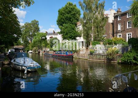 Le Regent's Canal, dans le nord de Londres, en été, entre Primrose Hill et Camden Town Banque D'Images