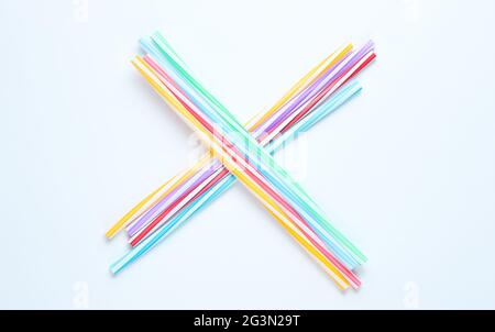 Beaucoup de tubes à cocktail multicolores sur fond blanc. Vue de dessus Banque D'Images