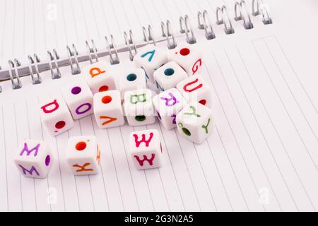 Lettres de l'alphabet de différentes couleurs sur un carnet à spirales Banque D'Images