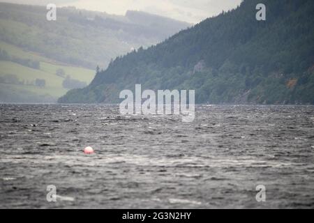 Dores, Loch Ness, Écosse, Royaume-Uni. 13 juin 2021. Photo : vue sur le Loch Ness le long du Great Glen en direction du château d'Urquhart. Le Loch Ness est célèbre pour le monstre du Loch Ness AKA Nessie. Crédit : Colin Fisher/CDFIMAGES.COM Banque D'Images