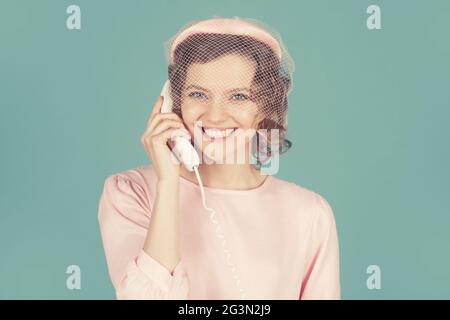 Travailler dans le Centre d'appels. Femme secrétaire avec téléphone faisant le service à la clientèle. Banque D'Images