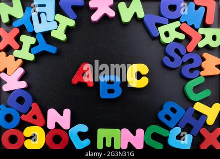 Lettres ABC colorées en bois Banque D'Images