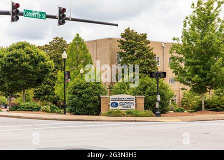 SPARTANBURG, SC, USA-13 JUIN 2021 : vue d'un panneau d'angle pour le campus du centre-ville de Spartanburg Community College, image horizontale. Banque D'Images